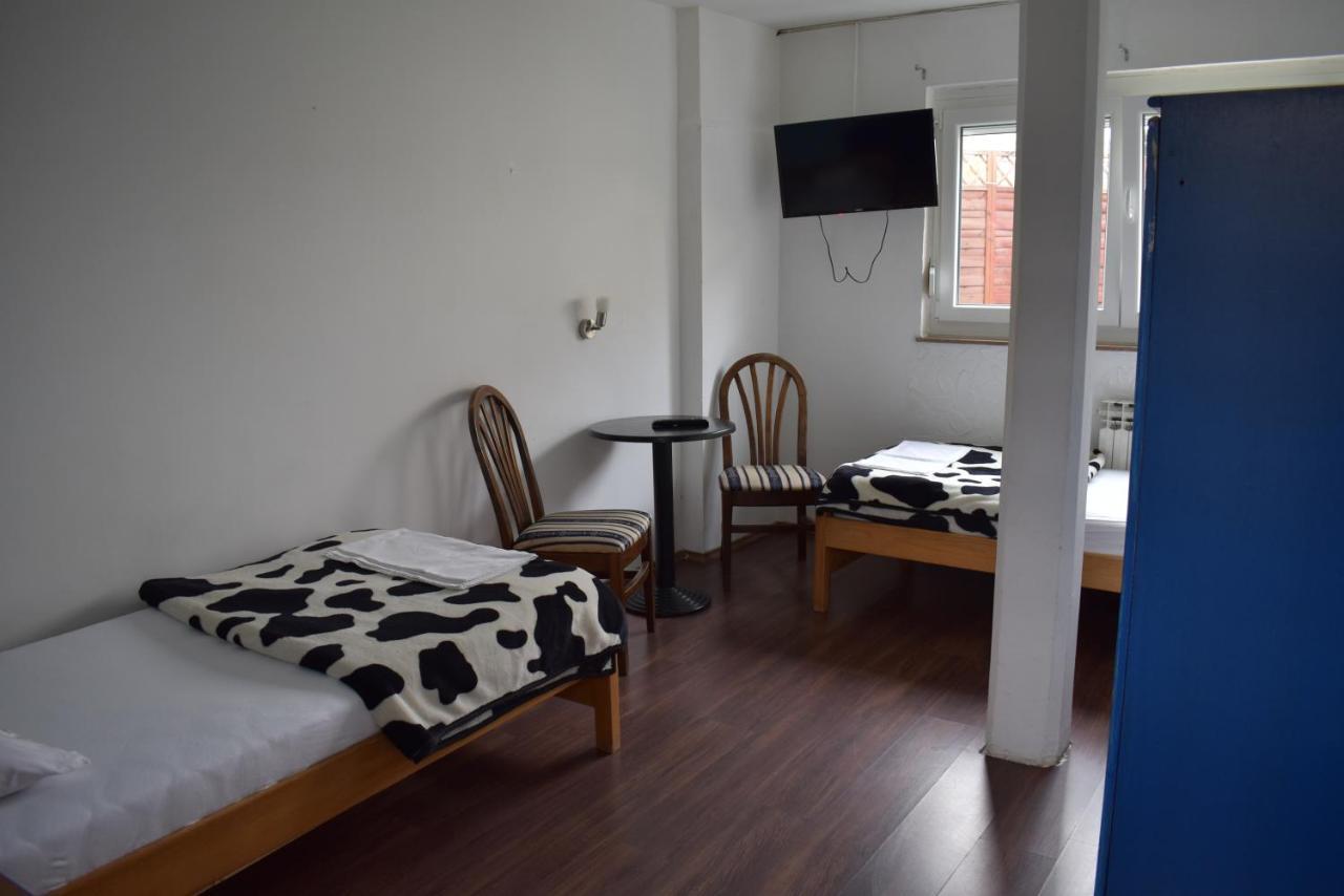 Favela Hostel Загреб Экстерьер фото
